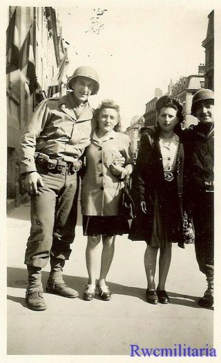 LIBERATION Pair US Soldiers Posed on French Street w/ Ladies; 1944 2