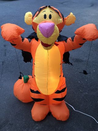 Disney Gemmy Tigger Inflatable Airblown Halloween Vampire 4 