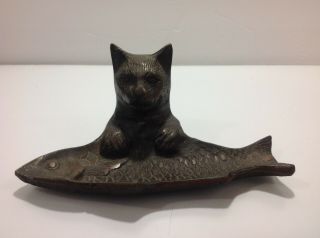 Vintage Cast Iron Cat With Fish Doorstop/dish