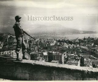 1943 Press Photo Wwii Us Soldier On Duty By Mt.  Vesuvius In Naples,  Italy