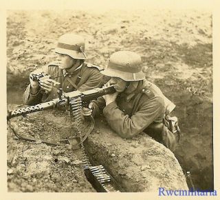 Deadly Helmeted Wehrmacht Soldiers W/ Mg - 34 Machine Gun At Ready In Trench