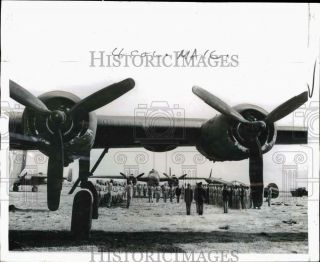 1943 Press Photo Us Wwii Pilots Receive Awards At An Air Force Base In China