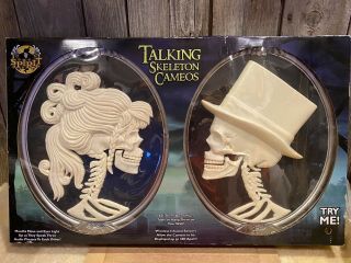 Animated Talking Skeleton Cameos Wall Plaques Spirit Halloween