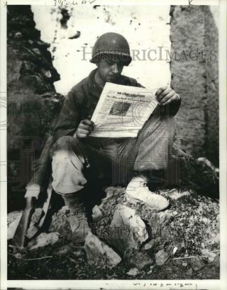 1945 Press Photo Us Soldier Reads " Stars & Stripes " During Wwii Fight In Germany