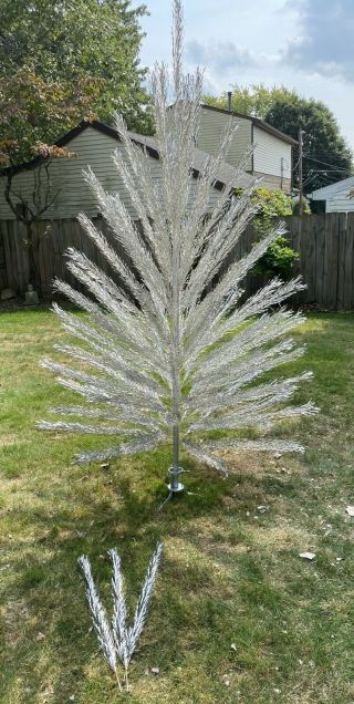 Vintage Splendor Stainless Aluminum 7.  5 Foot Christmas Tree With Light