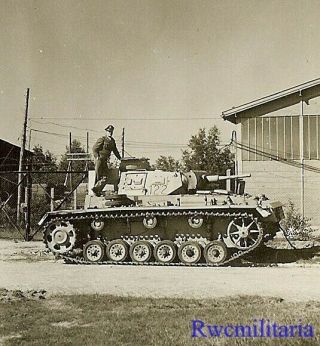 Rare Us Officer Posed On Captured German Pzkw.  Iii Panzer Tank " 122 "