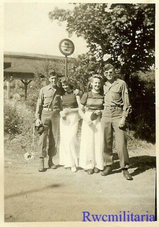FRATERNIZING Pair US Soldiers Posed on Road w/ Cute German Girls; FULDA 1945 2