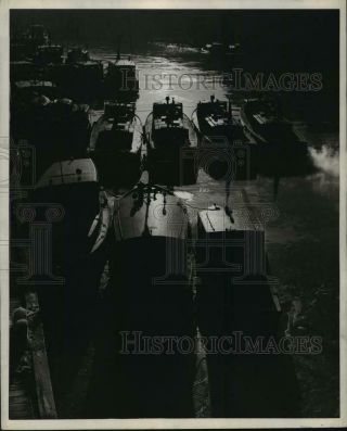1943 Press Photo Vessels Line Lewis Wharf Of Coast Guard Headquarters,  Boston