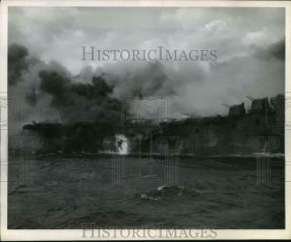 1945 Press Photo Wwii The Dramatic End Of Uss Franklin At Sea - Nemo23517