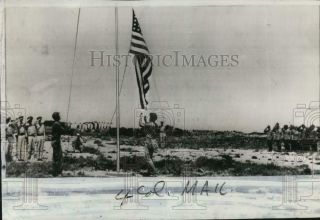 1945 Press Photo Japanese & Us Officers At Flag Raising During Wwii In Marshall