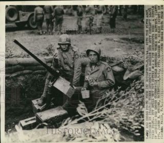 1944 Press Photo James Rhodes & Casimer Bielic Eat At Post In Italy During Wwii
