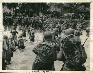 1944 Press Photo Us Invasion Troops Cross A Stream In Guinea During Wwii