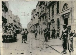 1943 Press Photo Us Soldiers Patrol The Streets Of Sicily,  World War Ii
