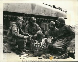 1944 Press Photo Wwii Us Troops Rest & Eat After 5 Days Of Fighting In Italy