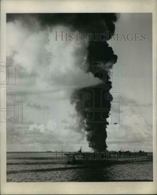 1944 Press Photo Wwii Pacific,  Smoke Rises From The Uss Mississinewa - Nemo23697