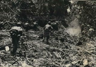 1944 Press Photo Us Troops Advance On Japanese At Bougainville In World War Ii