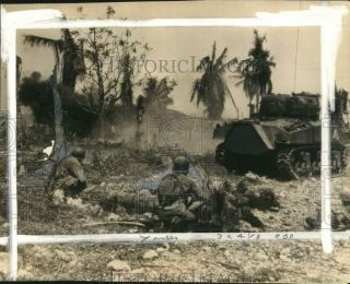 1944 Press Photo Us Soldiers Fire At Japanese Pillbox In Guam During Wwii