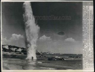 1944 Press Photo Supply Boat Missed By A Wwii German Shell Explosion In Italy