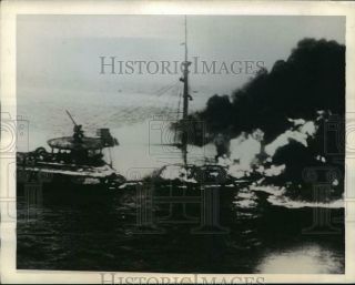 1944 Press Photo Wwii Mediterranean,  A Bombed U.  S.  Navy Tanker Burns Furiously
