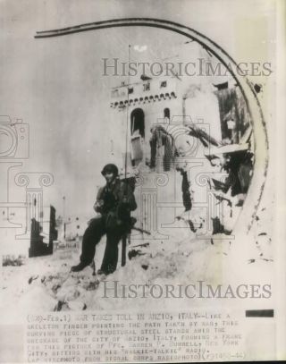 1944 Press Photo Us Wwii Soldier Warren Burrell Amid Wreckage In Anzio,  Italy
