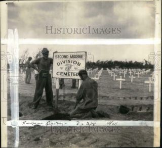 1944 Press Photo Soldiers At Second Marine Division Cemetery,  Saipan - Pim01864