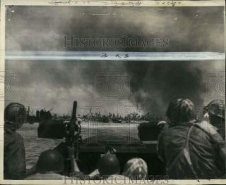 1944 Press Photo Us Soldiers Move Toward Invasion Of Enubuj Island During Wwii