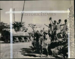 1945 Press Photo Filipinos Cheer Us Troops Advancing Toward Manila In Wwii