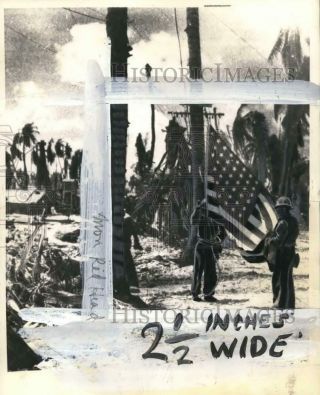 1943 Press Photo Us Marines Raise American Flag Over Tarawa In World War Ii