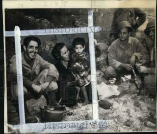 1945 Press Photo Wwii Us Soldiers Give Rations To Japanese Mother & Son In Japan