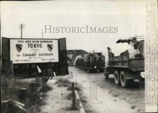 1945 Press Photo Us Troop Vehicles Enter Tokyo During Wwii In Japan - Pim06957
