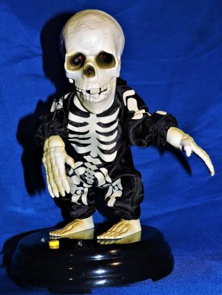 Gemmy Halloween Groovin Dancing Skeleton Livin La Vida Loca Grave Raver / Video 2