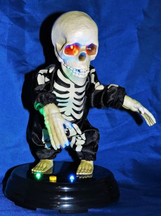 Gemmy Halloween Groovin Dancing Skeleton Livin La Vida Loca Grave Raver / Video 3