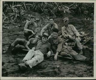 1945 Press Photo Wwii Pacific,  Medical Assistants Pose Near Army Field Hospital