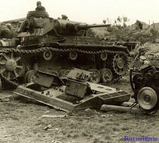 Port.  Photo: Best German Pzkw.  Iii Panzer Tank " 333 " Undergoing Field Repair