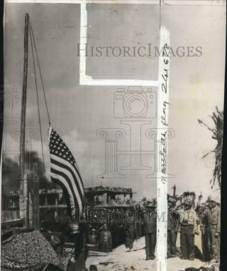 1944 Press Photo Troops Salute Us Flag After Taking Over Roi In Marshall Islands