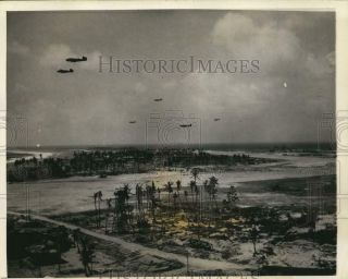 1944 Press Photo Us Planes Above Bombed Japanese Base During Wwii In Marshalls