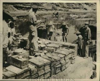 1945 Press Photo Chinese Workers Unload Metal From Native Craft Under U.  S.  Eye