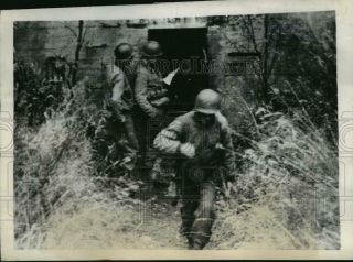 1944 Press Photo Us Troops Check An Abandoned Pillbox,  Wwii Germany - Nemo25515