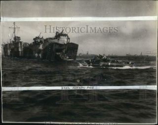 1945 Press Photo Wwii Us Amtrac Deployed From A Coast Guard Ship In Okinawa