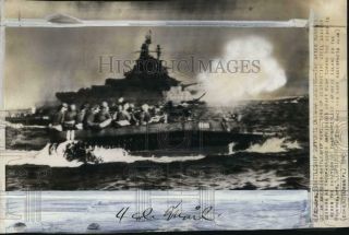 1945 Press Photo Us Battleship Men Sail Towards Okinawa Island Beach During Wwii