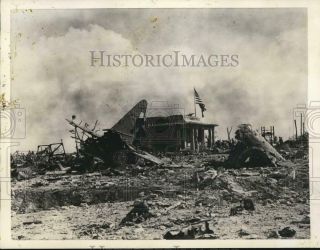 1944 Press Photo Us Flag At Wrecked Japanese Base Building During Wwii In Namur