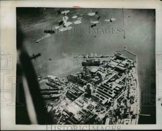 1945 Press Photo Wwii Aerial View Smoke Rises From Kobe 