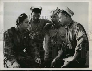 1944 Press Photo Wounded Paratrooper Explains The Riviera Invasion To Guardsmen