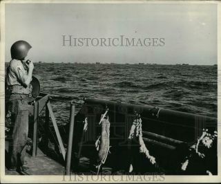1943 Press Photo A Helmeted Observer Views Us Navy Ships Between Africa & Sicily