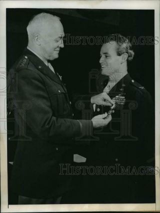 1944 Press Photo Gen Arnold Pins Dsm On Col.  Philip Cochran In D.  C.  Ceremony