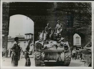 1944 Press Photo A South African Tank Unit Enters Florence,  Italy,  World War Ii
