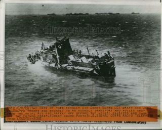 1944 Press Photo A Fatally Hit Us Coast Guard Lci Begins To Sink Off France