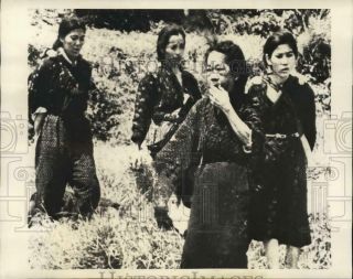 1945 Press Photo Japanese Women & Children On Island Near Okinawa,  Japan In Wwii