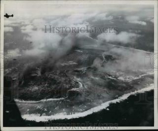 1944 Press Photo Wwii Aerial View Smoke Swirls From Roi And Namur Islands