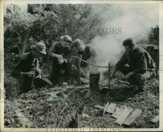 1943 Press Photo American Soldiers Take A Break For Field Rations,  Guinea